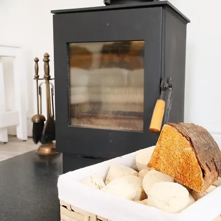 Hoxne - Sunflower With Private Hot Tub * York